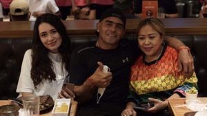 Romantisnya Cristian Gonzalez saat Makan Bareng Istri dan Anak-anak