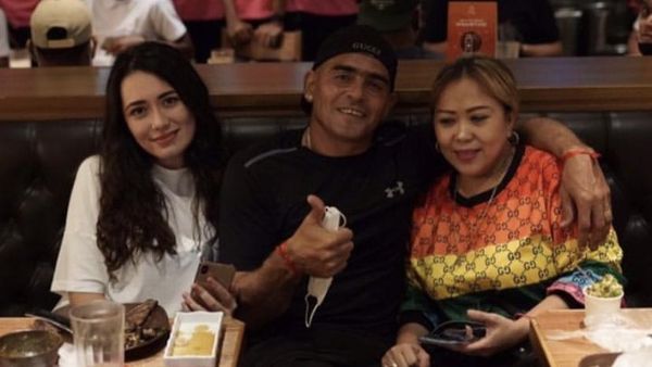 Romantisnya Cristian Gonzalez saat Makan Bareng Istri dan Anak-anak Romantisnya Cristian Gonzalez saat Makan Bareng Istri dan Anak-anak
