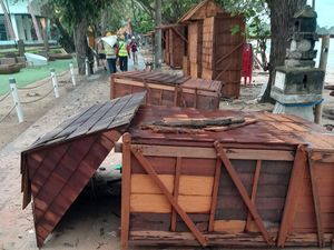Rombong Kayu Pedagang di Pantai Kuta Hancur Diterjang Gelombang Rombong Kayu Pedagang di Pantai Kuta Hancur Diterjang Gelombang