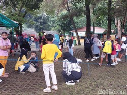 Libur Nataru, Pengunjung Padati Kebun Binatang Ragunan