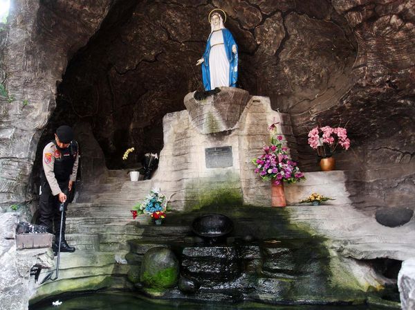 Jelang Misa Natal, Polisi Sterilisasi Gereja di Surabaya
