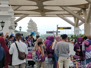 Curhat Pemudik Nataru di Bandara YIA: Harga Tiket Pesawat Naik Curhat Pemudik Nataru di Bandara YIA: Harga Tiket Pesawat Naik