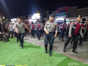 Mengusir Penat di Rest Area Tol Cipali dengan Lagu dan Tarian