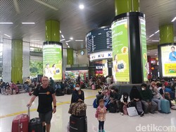 H-1 Natal, Suasana di Stasiun Gambir Ramai Terkendali
