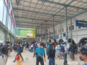 H-1 Natal, Stasiun Pasar Senen Dipadati Lautan Manusia