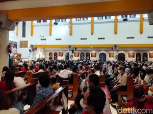 Misa Natal di Surabaya, Jemaat: Lebih Semarak dan Meriah Misa Natal di Surabaya, Jemaat: Lebih Semarak dan Meriah