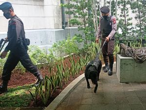 Jelang Misa Natal, Gegana-Anjing Pelacak Sterilisasi Gereja Katedral Jakarta Jelang Misa Natal, Gegana-Anjing Pelacak Sterilisasi Gereja Katedral Jakarta