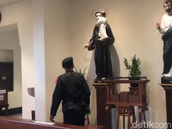 Tim Gegana Polda DIY Sisir Gereja Kotabaru-Pugeran Jogja Jelang Misa Natal