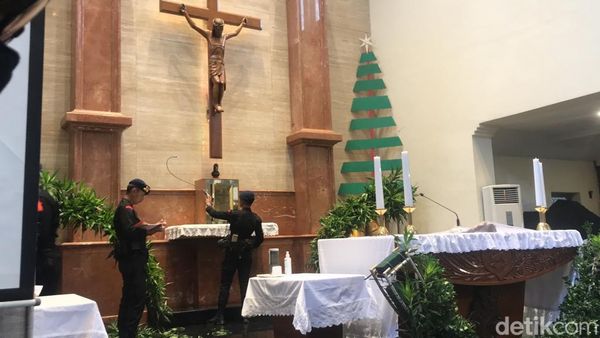 Potret Tim Gegana Sisir Gereja Kotabaru Jogja Jelang Malam Natal