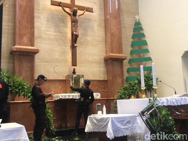 Potret Tim Gegana Sisir Gereja Kotabaru Jogja Jelang Malam Natal