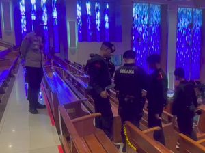 Tim Jibom Sterilisasi Gereja Kristus Yesus Jakbar Jelang Misa Natal Tim Jibom Sterilisasi Gereja Kristus Yesus Jakbar Jelang Misa Natal
