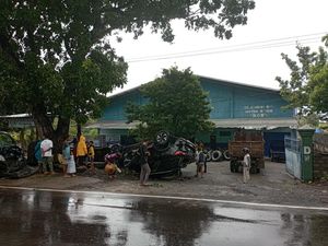 Ngantuk, Sopir Fortuner Tabrak Pikap Parkir di Lombok