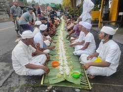 Tradisi Nasi Blabar Sebelum Nyepi, Krama Makan Bareng di Pinggir Jalan