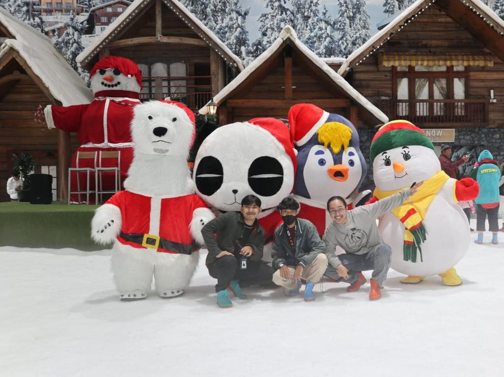 Libur Nataru, Trans Snow World Bekasi Gelar Frosty Parade