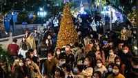 Potret Warga China Rayakan Natal di Tengah Badai COVID-19