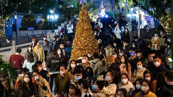 Potret Warga China Rayakan Natal di Tengah Badai COVID-19
