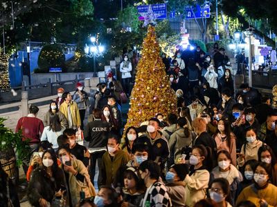 Potret Warga China Rayakan Natal di Tengah Badai COVID-19