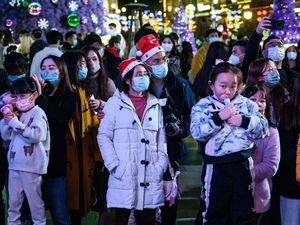 Semangat Warga China Rayakan Natal di Tengah Tsunami Covid-19 Semangat Warga China Rayakan Natal di Tengah Tsunami Covid-19