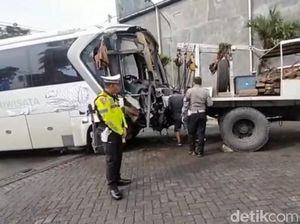 Dua Bus Pariwisata Adu Banteng di Probolinggo, 7 Penumpang Luka Dua Bus Pariwisata Adu Banteng di Probolinggo, 7 Penumpang Luka