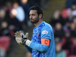 Tabrakan Horor di Liga Skotlandia, Kiper Alami Dislokasi Kaki