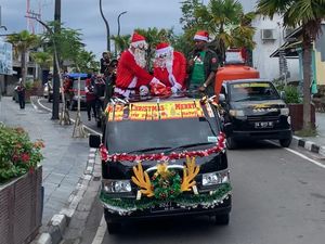 Sinterklas Keliling Kota Labuan Bajo, Bagi-bagi Hadiah ke Warga Sinterklas Keliling Kota Labuan Bajo, Bagi-bagi Hadiah ke Warga