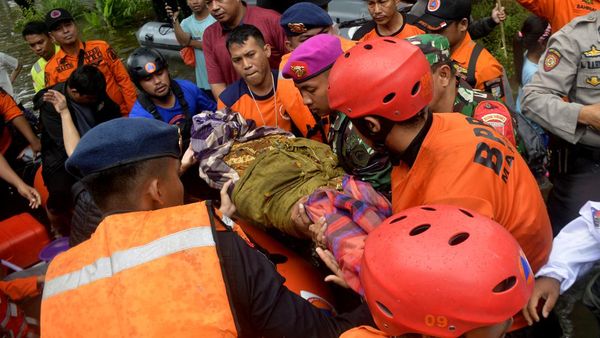 Evakuasi Jenazah Korban Banjir di Makassar