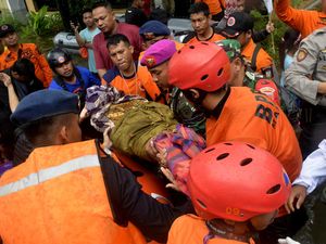 Evakuasi Jenazah Korban Banjir di Makassar