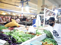 Galang Dukungan, Relawan Ganjar Banten Bagi Sembako ke Pedagang Pasar