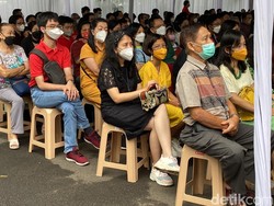Jemaat Membludak Hadiri Misa Natal di Gereja Katedral Bandung