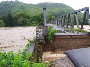 Jembatan Kapsali di Amfoang Nyaris Putus Akibat Hujan Deras
