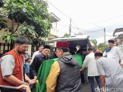 Tangis Keluarga Pecah Saat Jenazah Ridwan Saidi Tiba di Rumah Duka