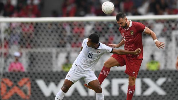 Pesepak bola Timnas Indonesia Jordi Amat (kanan) berebut bola dengan pesepak bola Timnas Kamboja Reung Bunheing (kiri) dalam pertandingan Grup A Piala AFF 2022 di Stadion Utama Gelora Bung Karno (SUGBK), Jakarta, Jumat (23/12/2022). ANTARA FOTO/Akbar Nugroho Gumay/tom.