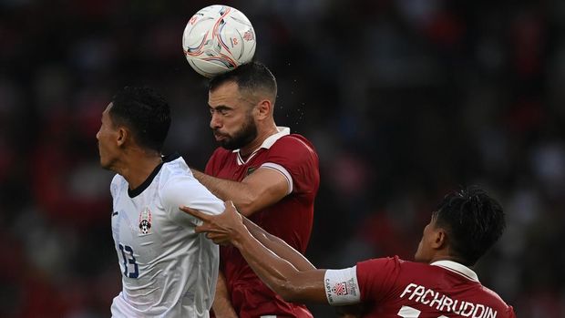 Pesepak bola Timnas Indonesia Jordi Amat (tengah) berebut bola dengan pesepak bola Timnas Kamboja Saret Krya (kiri) dalam pertandingan Grup A Piala AFF 2022 di Stadion Utama Gelora Bung Karno (SUGBK), Jakarta, Jumat (23/12/2022). ANTARA FOTO/Aditya Pradana Putra/tom.