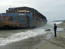 Cuaca Ekstrem, Kapal Tongkang Terdampar di Pantai Pesisir Pinrang