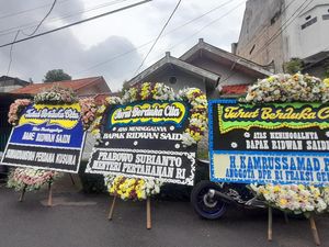 Deretan Karangan Bunga Berjejer di Rumah Duka Ridwan Saidi
