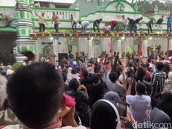 Melihat Serak Gulo, Tradisi Melempar Gula Keturunan India di Padang