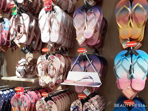 Koleksi sandal di Havaianas Kemang Raya