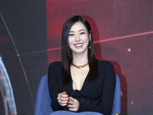 Jatuh Cinta dengan Senyum Manis Lee Da Hee di Jumpa Pers Island