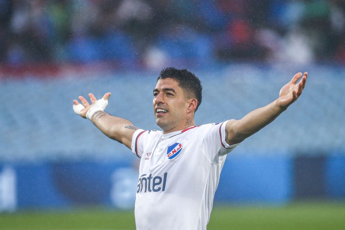 MONTEVIDEO, URUGUAY - OCTOBER 30: Luis Suarez of Nacional celebrates after scoring the first goal of his team during the semi final match of the Uruguayan Championship between Liverpool and Nacional at Centenario Stadium on October 30, 2022 in Montevideo, Uruguay. (Photo by Ernesto Ryan/Agencia Gamba/Getty Images)