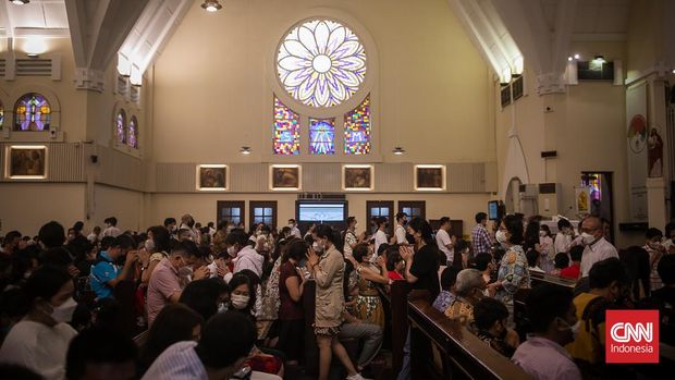 Jemaat mengikuti misa malam natal di Gereja Santa Theresia, Jakarta Pusat, Sabtu (24/12/2022). (CNNIndonesia/Adi Ibrahim)
