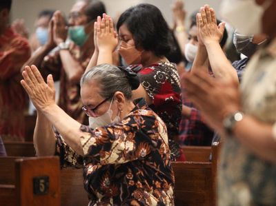 Melihat Misa Malam Natal di Berbagai Kota