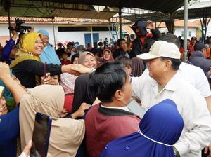 Usai Bantu Motor ke Babinsa, Prabowo Bagi Sembako ke Nelayan Indramayu