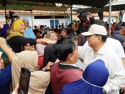 Usai Bantu Motor ke Babinsa, Prabowo Bagi Sembako ke Nelayan Indramayu