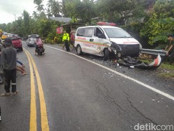 Kronologi Ambulans RSUD Siwa Tabrakan dengan Minibus Muat 9 Orang di Wajo