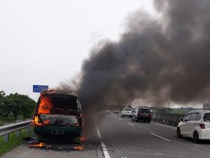 Mobil yang Terbakar di Tol Driyorejo Bawa Rombongan Menuju Bandara Juanda Mobil yang Terbakar di Tol Driyorejo Bawa Rombongan Menuju Bandara Juanda