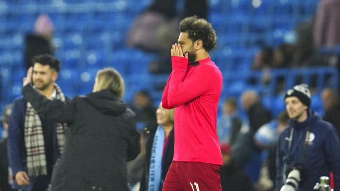 Liverpools Mohamed Salah arrives to the pitch prior to the English League Cup soccer match between Manchester City and Liverpool at Etihad stadium in Manchester, England, Thursday, Dec. 22, 2022. (AP Photo/Jon Super)
