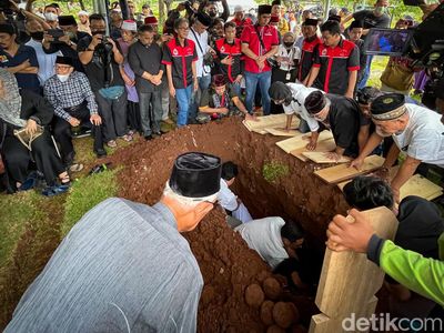 Momen Pemakaman Ridwan Saidi yang Dihadiri Sandiaga hingga Sylvi
