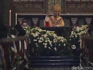 Jemaat Penuhi Gereja Katedral Bandung hingga Duduk di Kursi Bakso