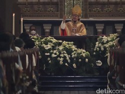 Jemaat Penuhi Gereja Katedral Bandung hingga Duduk di Kursi Bakso