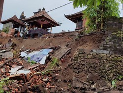 Detik-detik Sandaran Pagar Beton Pura di Denpasar Longsor gegara Hujan